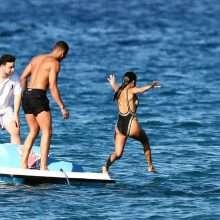 Kourtney Kardashian en maillot de bain à Saint-Tropez