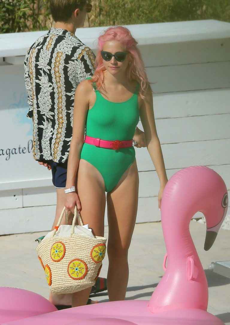 Pixie Lott en maillot de bain à Ibiza
