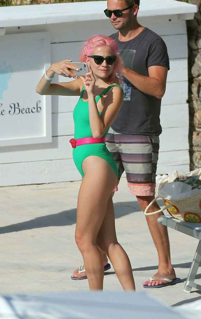 Pixie Lott en maillot de bain à Ibiza