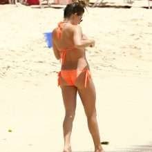 Zara Holland en bikini à La Barbade