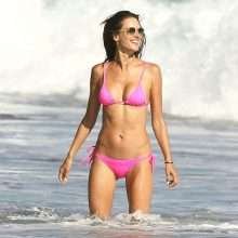 Alessandra Ambrosio dans un bikini rose à Malibu