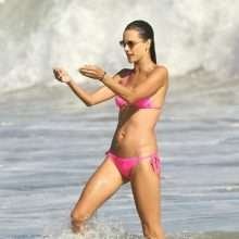 Alessandra Ambrosio dans un bikini rose à Malibu