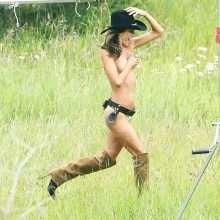 Alessandra Ambrosio seins nus pour Victoria's Secret