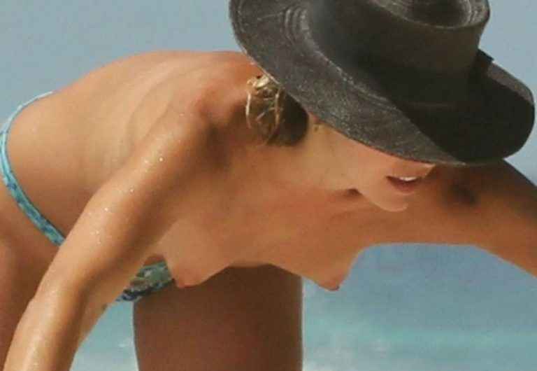 Ashley Hart seins nus à Tulum
