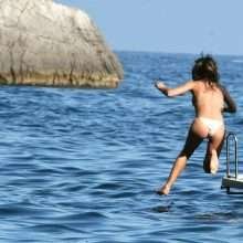 Brittny Ward, seins nus et bikini en Italie