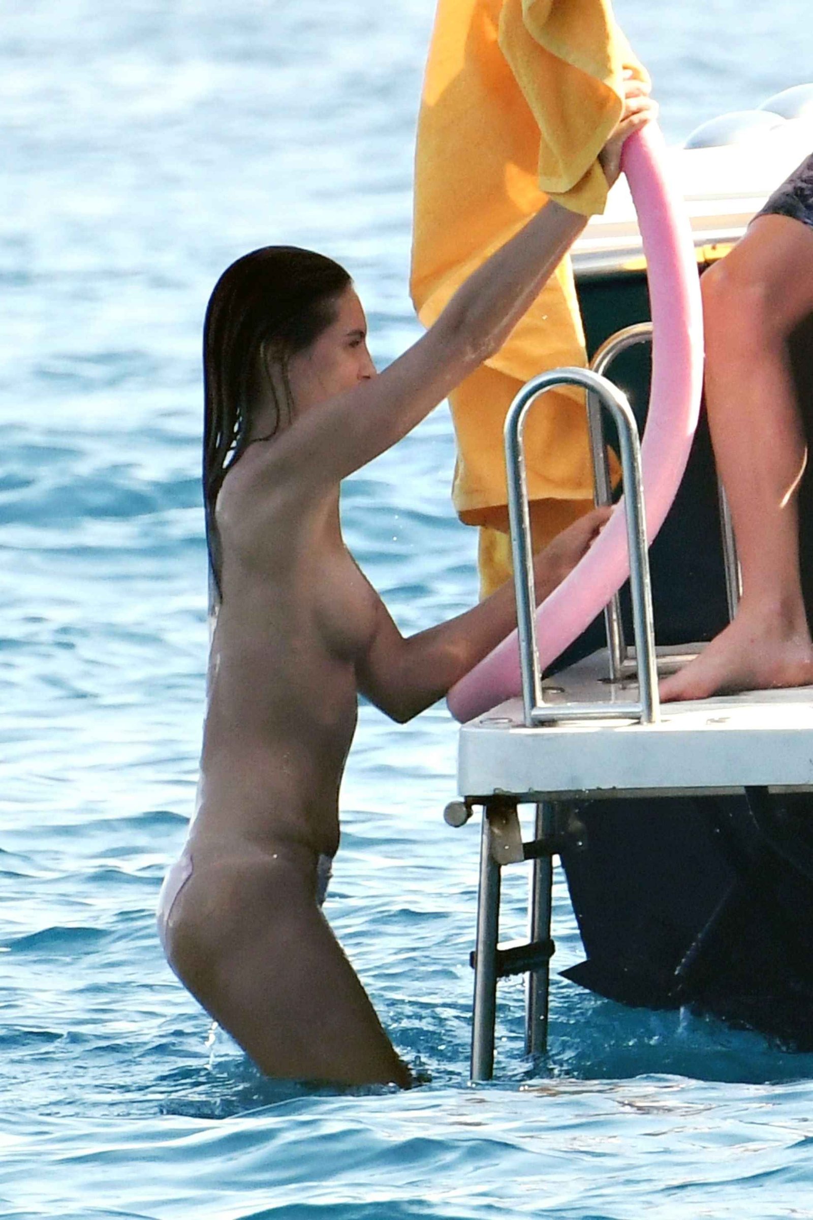 Brittny Ward, seins nus et bikini en Italie