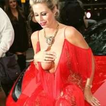 Ester Dee exhibe ses seins nus à Londres