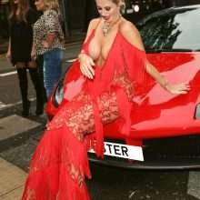Ester Dee exhibe ses seins nus à Londres