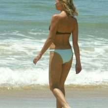 Jo Beth Taylor seins nus à la plage