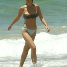 Jo Beth Taylor seins nus à la plage