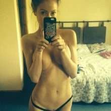 Laura Carter nue, les photos intimes