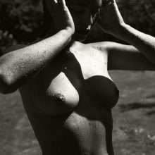 Marisa Papen nue en noir et blanc