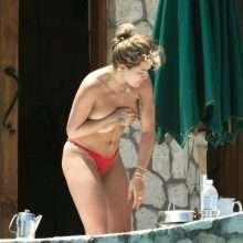 Rita Ora seins nus en Jamaïque