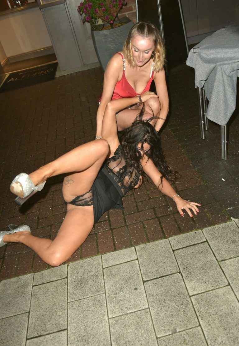 Simone Reed complétement ivre exhibe tout ce qu’elle a