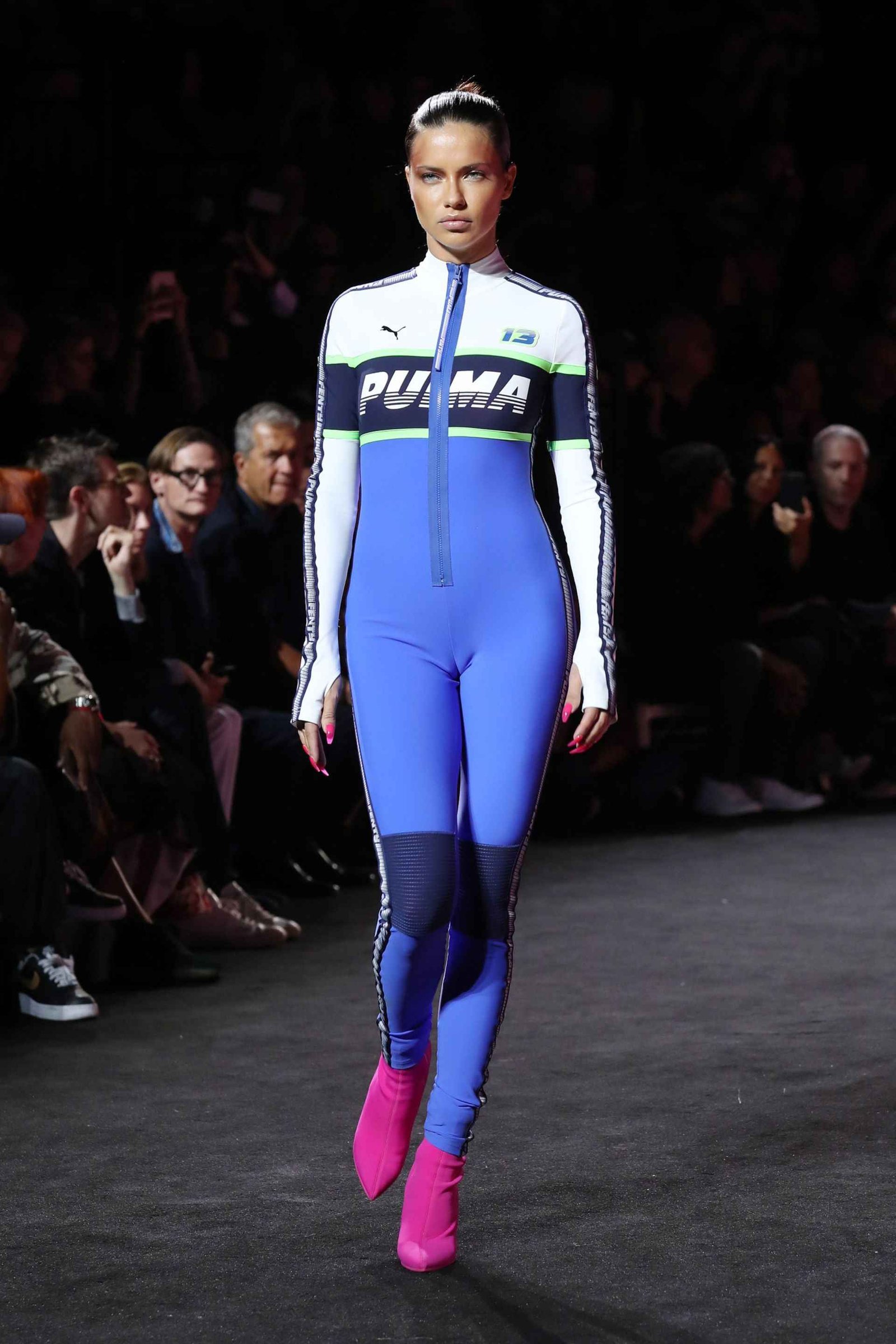 Adriana Lima arbore un solide cameltoe à la Fashion Week de New-York