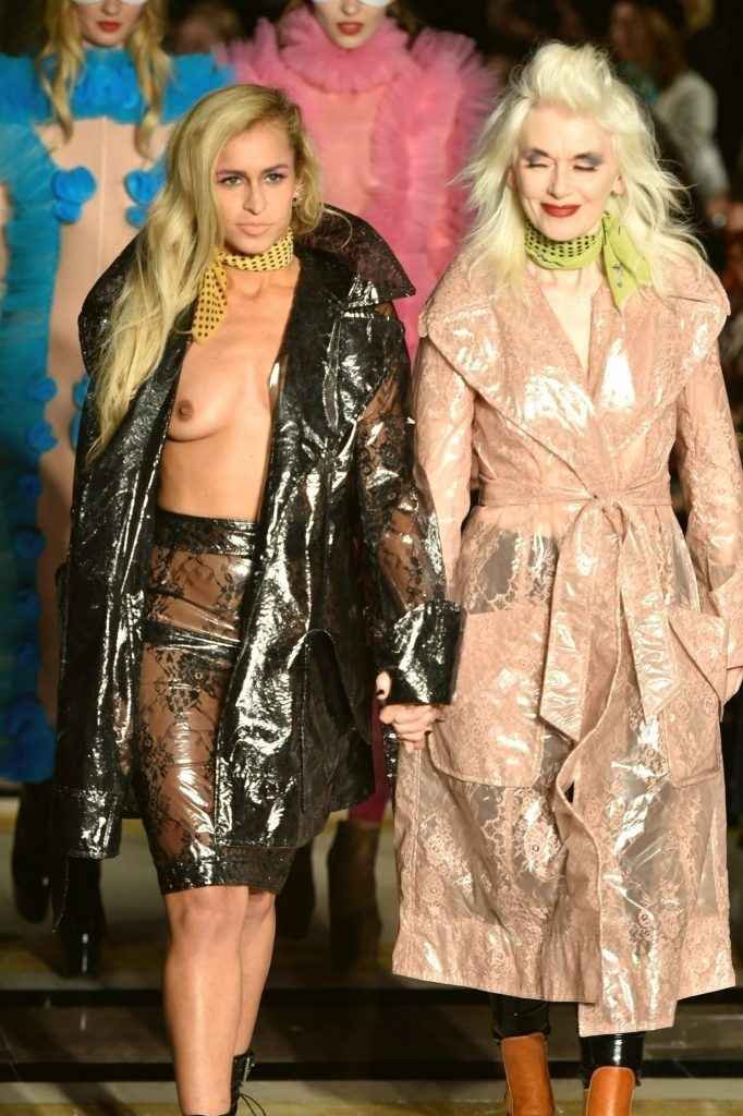 Alice Dellal seins nus à la Fashion Week
