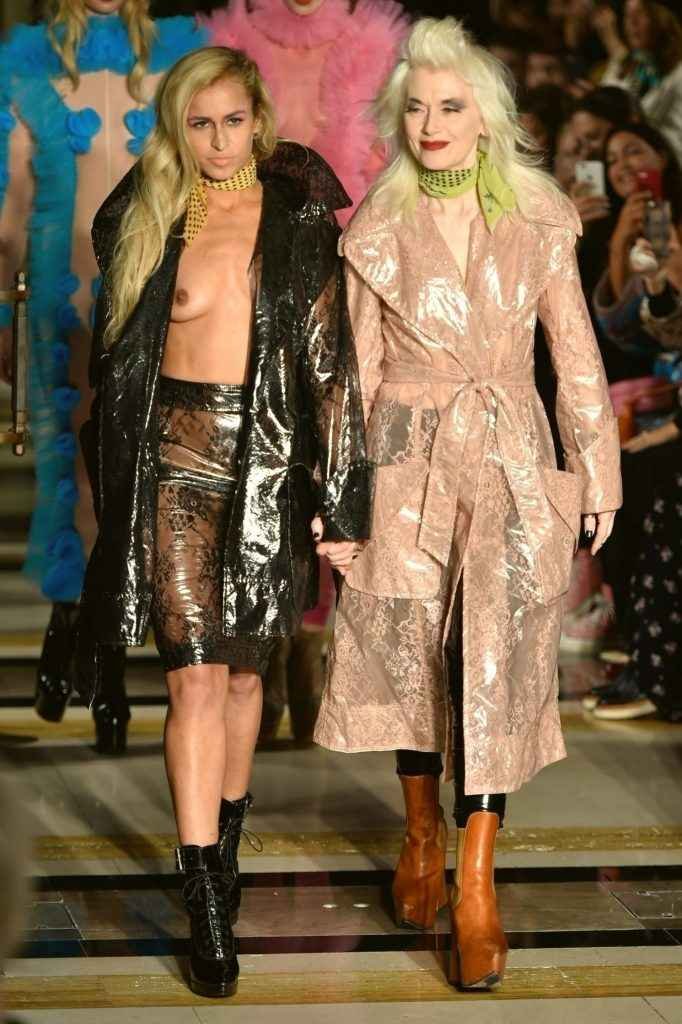 Alice Dellal seins nus à la Fashion Week