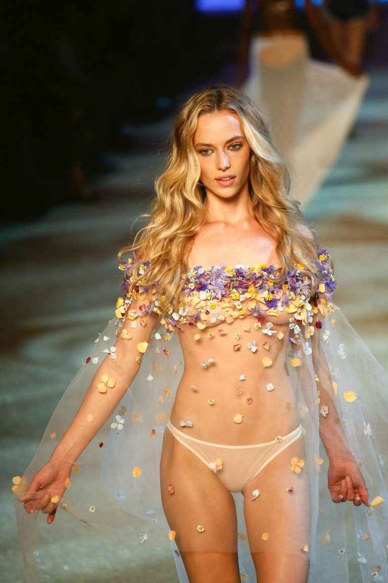 Hannah Ferguson en petite culotte à la Fashion Week