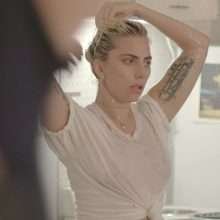 Lady Gaga seins nus dans Gaga : Five foot two