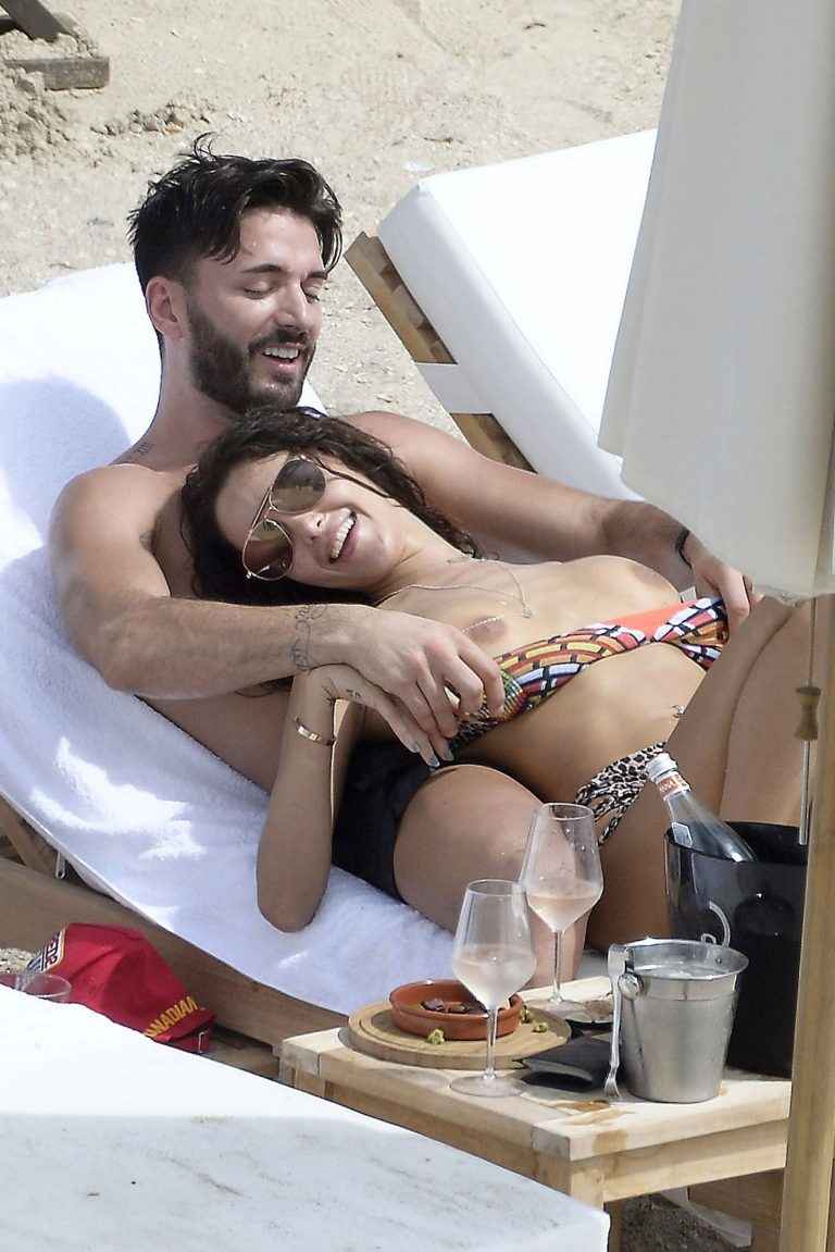 Nabilla seins nus à Saint Barthélémy
