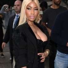 Nicki Minaj ouvre le décolleté à la Fashion Week