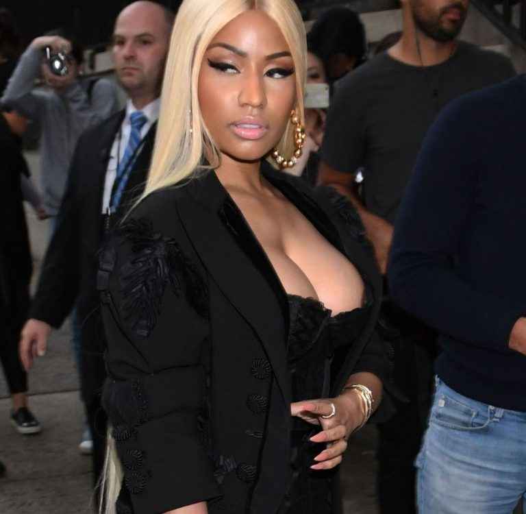 Nicki Minaj ouvre le décolleté à la Fashion Week