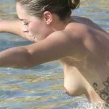 Olympia Valance seins nus en Grèce
