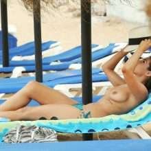 Roxanne Pallett seins nus à Chypre
