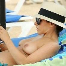 Roxanne Pallett seins nus à Chypre