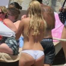 Sigrid Bernson seins nus à Marbella