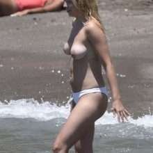 Sigrid Bernson seins nus à Marbella