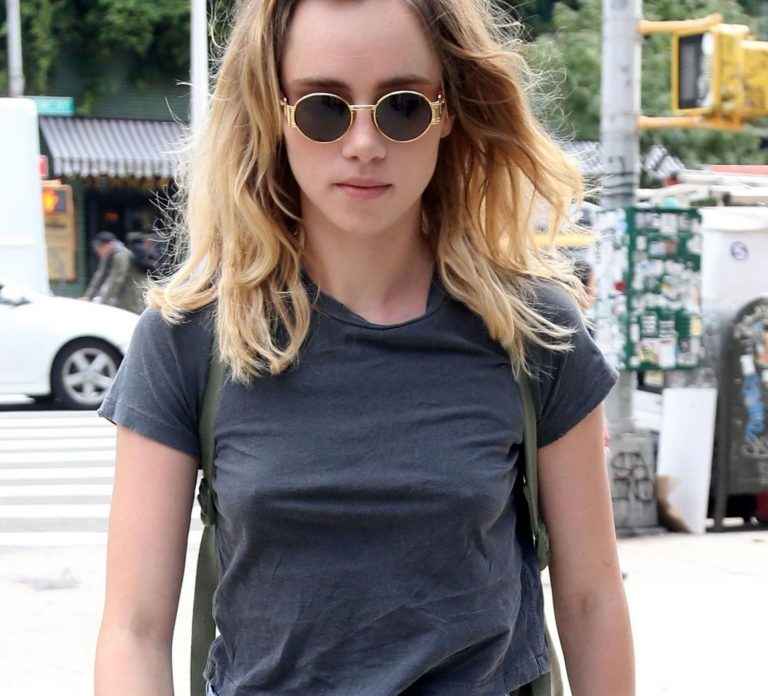 Suki Waterhouse a les seins qui pointent