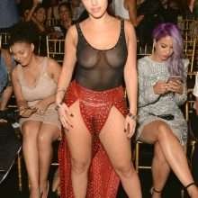 inas X exhibe ses seins à la Fashion Week