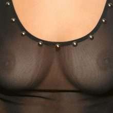 inas X exhibe ses seins à la Fashion Week