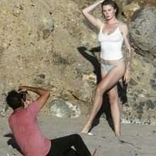 Ireland Baldwin seins nus à Malibu