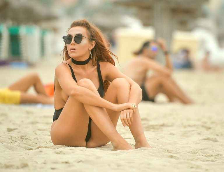 Laura Simpson en maillot de bain en espagne