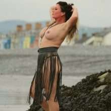 Lisa Appleton seins nus au Pays de Galles