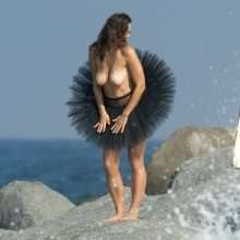 Myla Dalbesio seins nus pour 138 Water