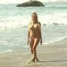Angélique Morgan seins nus à Malibu