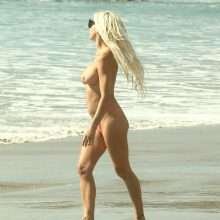 Angélique Morgan seins nus à Malibu