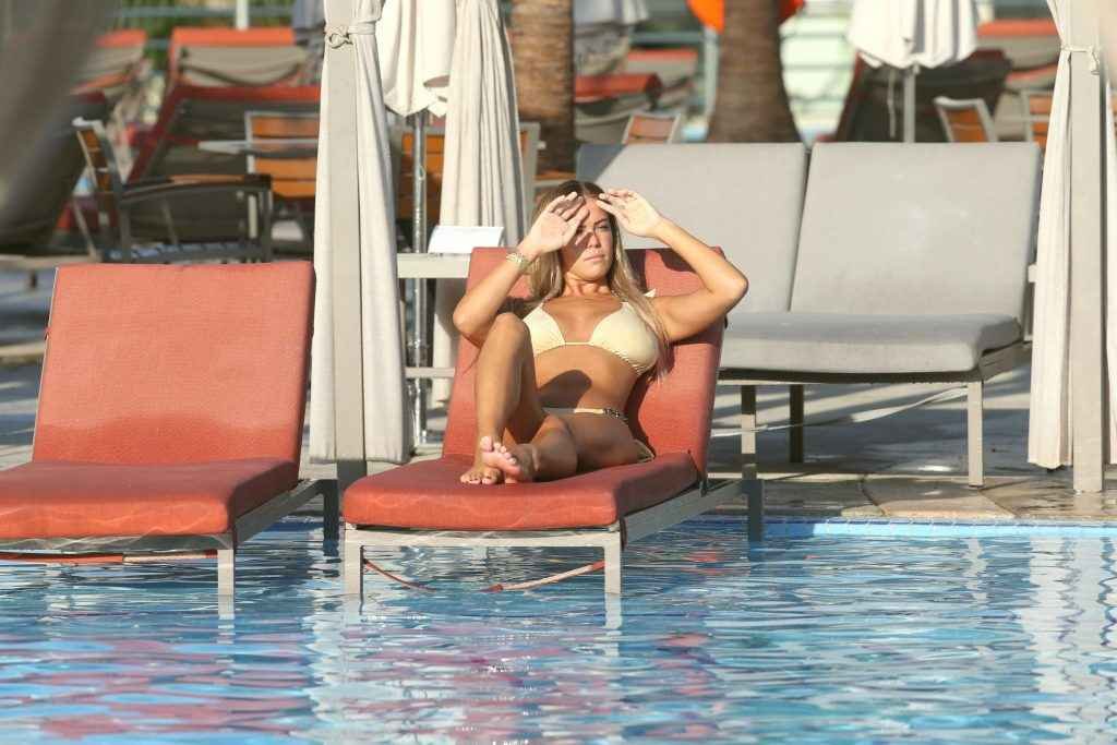 Chloe Meadows en bikini au Mexique