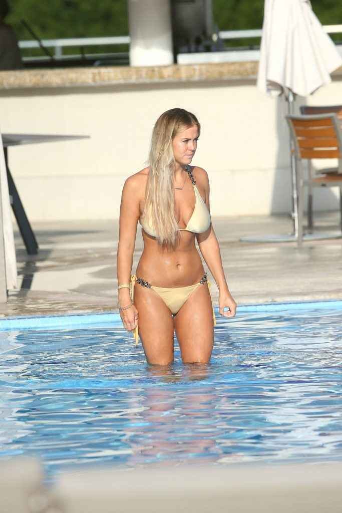 Chloe Meadows en bikini au Mexique