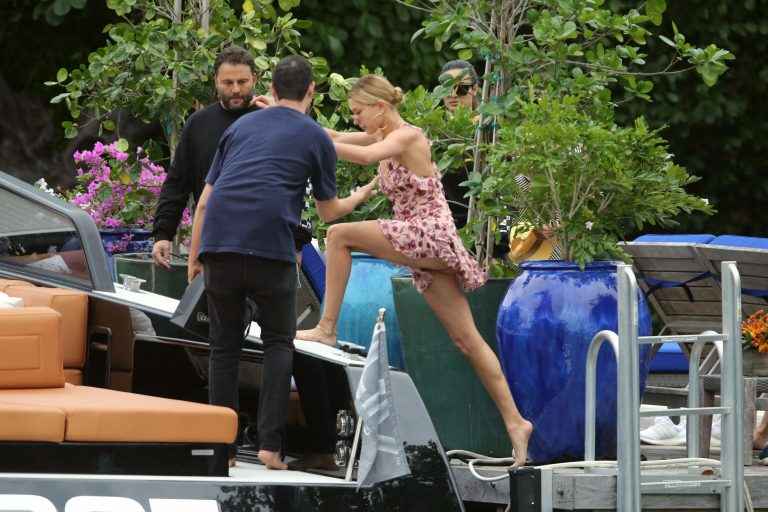 Oups, sous la jupe d’Hailey Baldwin