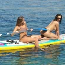 Katie Salmon seins nus à Ibiza