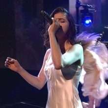 Selena Gomez torride dans son nouveau vidéo clip "Wolves"
