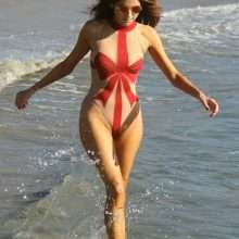 Blanca Blanco dans un maillot de bain très moulant à Malibu