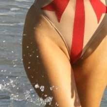 Blanca Blanco dans un maillot de bain très moulant à Malibu