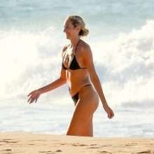 Candice Swanepoel toujours en bikini au Brésil
