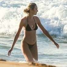 Candice Swanepoel toujours en bikini au Brésil