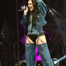 Demi Lovato en petite culotte au Y100 Jingle Ball